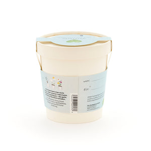 Pot de fleurs beige avec étiquette bleu clair, texte et fleurs illustrées sur fond blanc.
