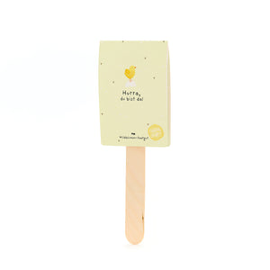 Carte jaune avec illustration de poussin et le texte « Hourra, vous êtes là ! » sur un bâton en bois.