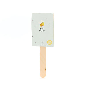 Bâton en bois avec une étiquette bleu clair comportant un dessin d'abeille et le texte "Bee Happy" ; graines de fleurs sauvages.