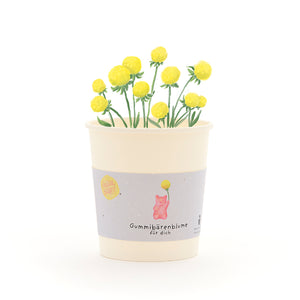 Tasse avec des fleurs d'oursons en gélatine jaunes et une étiquette indiquant « Fleur d'oursons en gélatine pour vous ».
