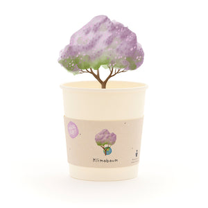 Tasse avec un arbre dessiné aux feuilles violettes et les mots « Climate Tree » sur l'étiquette.