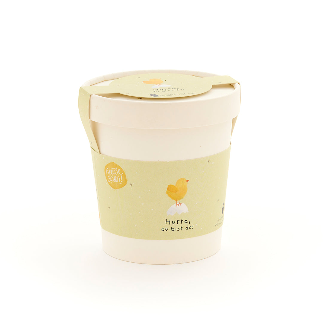 Tasse avec une étiquette jaune représentant un poussin et les mots « Hourra, vous êtes là ! »