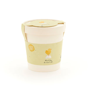 Tasse avec une Ă©tiquette jaune reprĂ©sentant un poussin et les mots « Hourra, vous ĂȘtes lĂ ! »