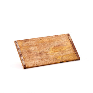 Planche de bois rectangulaire, usée, avec des bords en métal, sur fond blanc.