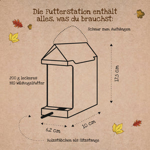 Croquis d'une mangeoire avec des étiquettes en allemand indiquant les dimensions et les composants tels que la ficelle pour suspendre, des bâtons en bois comme perchoir et 200 g de nourriture biologique pour oiseaux sauvages.