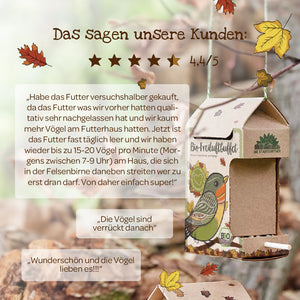 Citations et avis des clients sur la nourriture biologique pour oiseaux à côté d'un nichoir décoratif en carton avec des feuilles d'automne en arrière-plan.