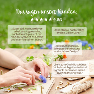 Personne plaçant des fleurs colorées dans une presse en bois sur une table en bois à l'extérieur ; ci-dessus, avis clients en allemand et une note de 4,8/5 étoiles.