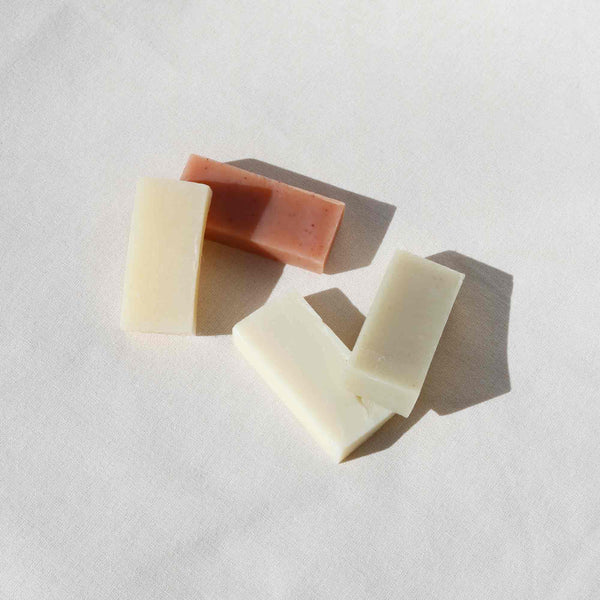Lot de 4 savons de douche dans un sac en coton