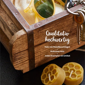 Coffret en bois avec ferrures métalliques, lunettes de soleil, un jeu de clés et deux bougies en cire d'abeille ; texte : « Haute qualité – bois avec ferrures métalliques, bois robuste, chaque pièce est unique. »