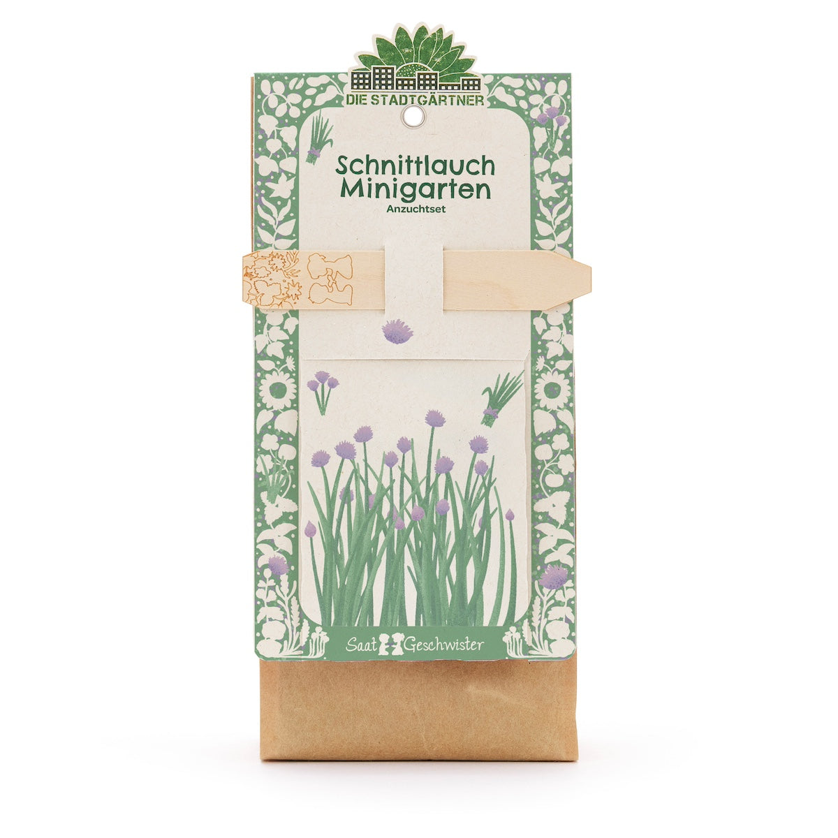 Sac en papier avec kit de culture de ciboulette, illustré de motifs végétaux verts et violets et d'une étiquette en bois, par Die Stadtgärtner.