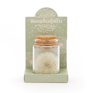 Bouteille en verre avec pissenlit et liège, sur carton vert avec l'inscription "Wish Fulfiller".