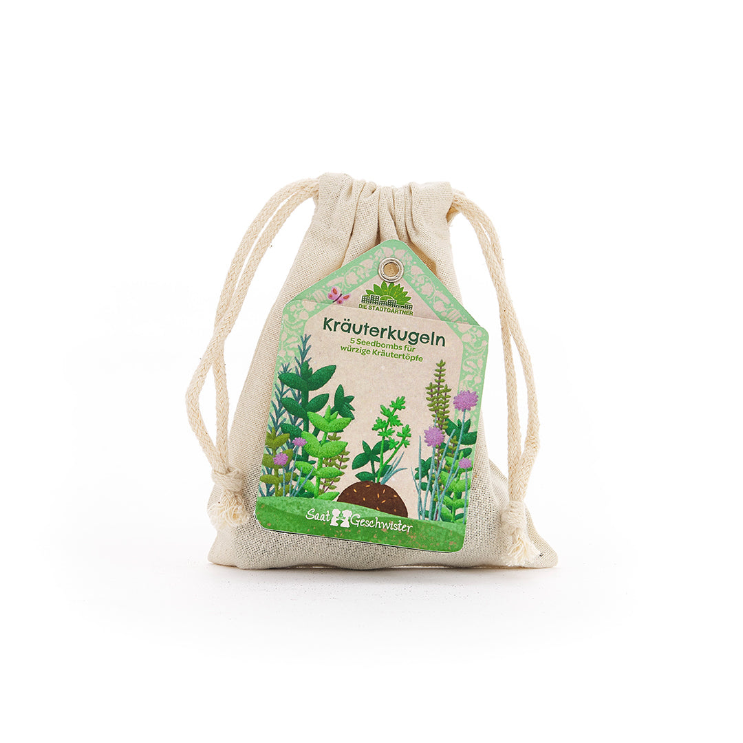 Sac en tissu avec étiquette "Herb Balls", illustré de diverses herbes, contient des bombes de graines pour pots d'herbes.