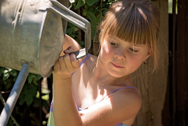 Enfant arrosant les plantes