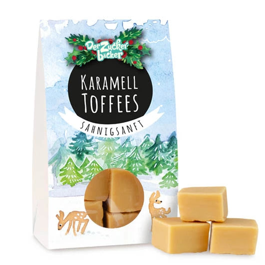 Paquet de caramels avec un motif de Noël et quelques caramels à l'extérieur de l'emballage.