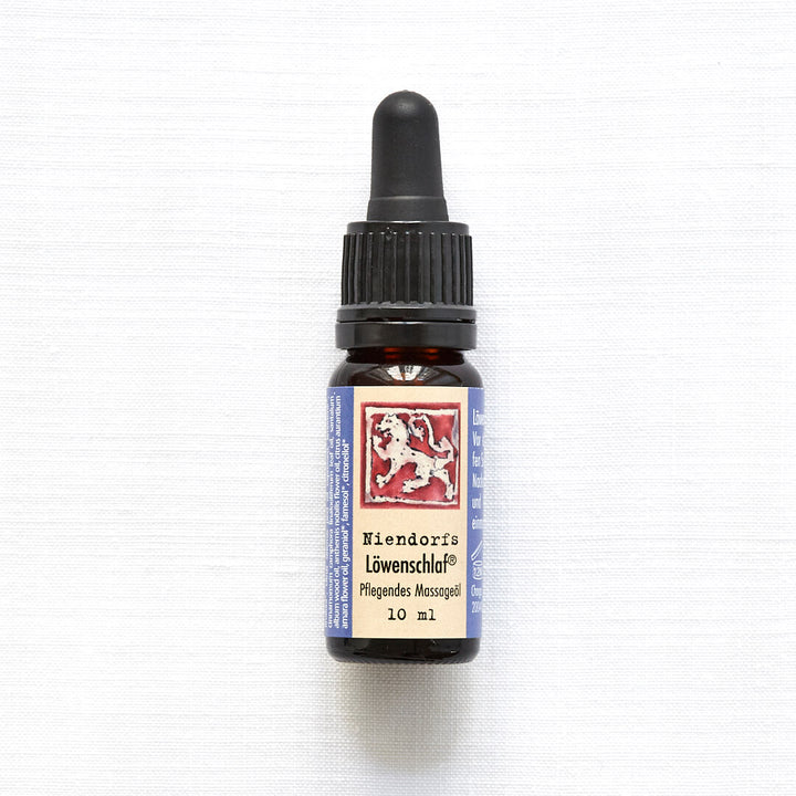 Flacon avec compte-gouttes sur fond blanc, étiqueté « Niendorf's Löwenschlaf Nourishing Massage Oil ».