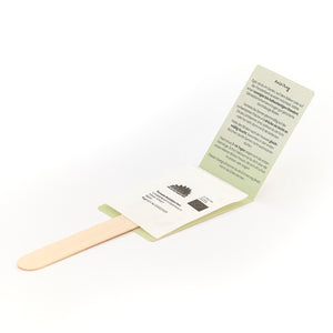 Bâtonnets en bois avec sachets de graines et instructions illustrées en allemand.