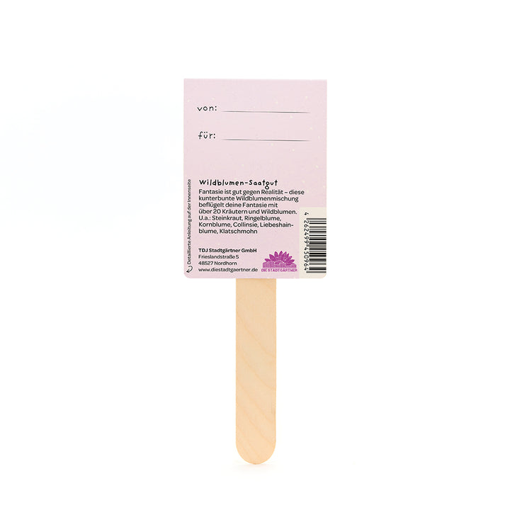 Bâtonnets en bois avec une étiquette rose sur laquelle sont inscrits « von » et « für » et qui fournit des informations sur les graines de fleurs sauvages en allemand.