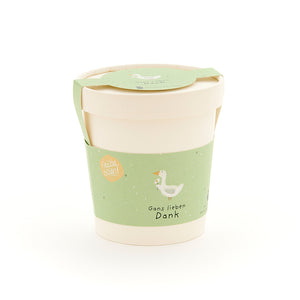 Mug beige avec une étiquette verte comportant un dessin d'oie et le texte « Merci beaucoup, Goose ».