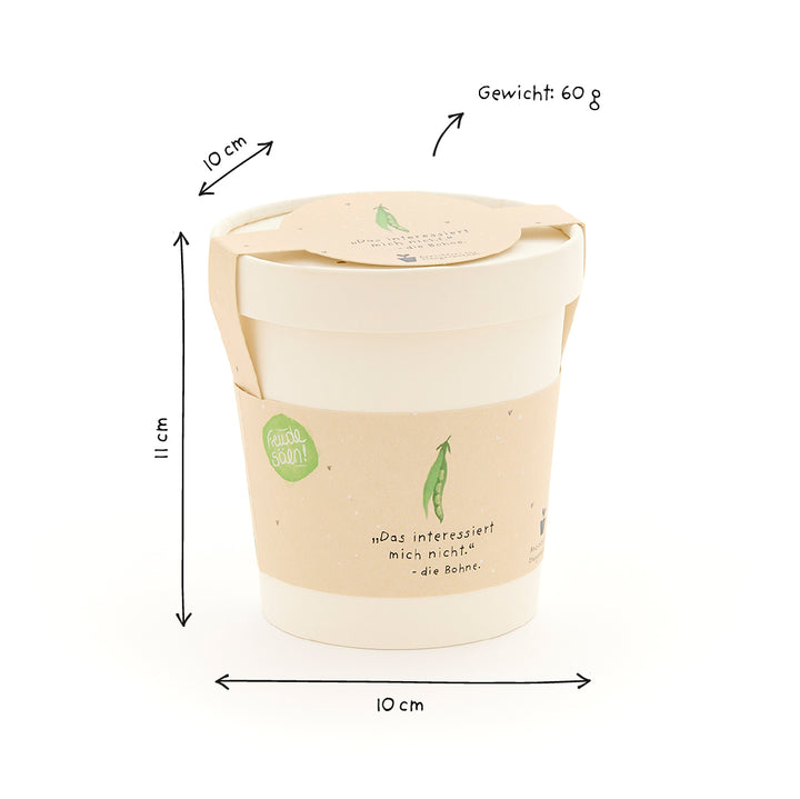 Mug beige avec couvercle, présenté avec des dimensions (11 cm de hauteur, 10 cm de diamètre) et un poids de 60 g, ainsi qu'une cosse de pois illustrée et un dicton sur l'étiquette.