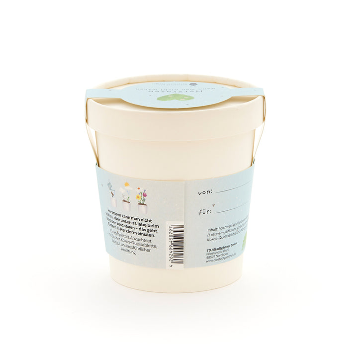 Pot de fleurs beige avec étiquette bleu clair, texte et fleurs illustrées sur fond blanc.