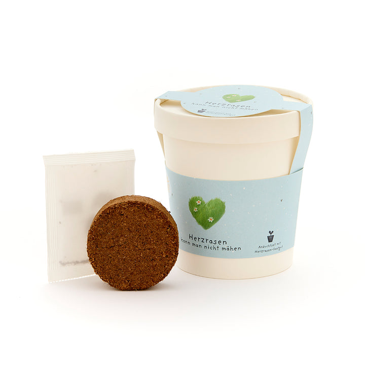 Kit de culture avec gobelet blanc, terreau et sachet de graines, avec étiquette bleue "Heart Rasen".
