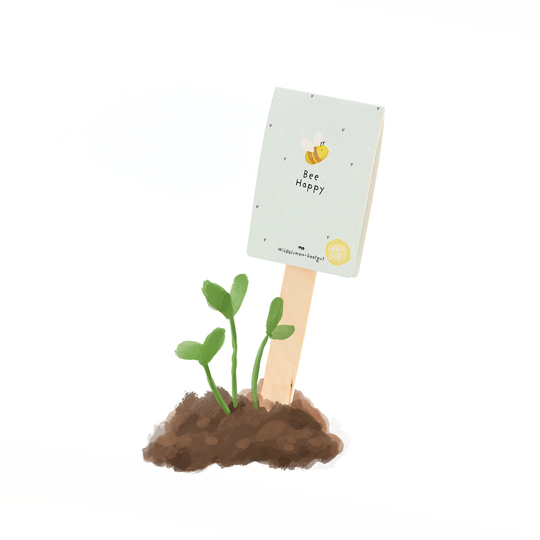 Une petite plante pousse hors du sol, à côté d'elle se trouve un panneau en bois avec les mots « Bee Happy » et un dessin d'une abeille.