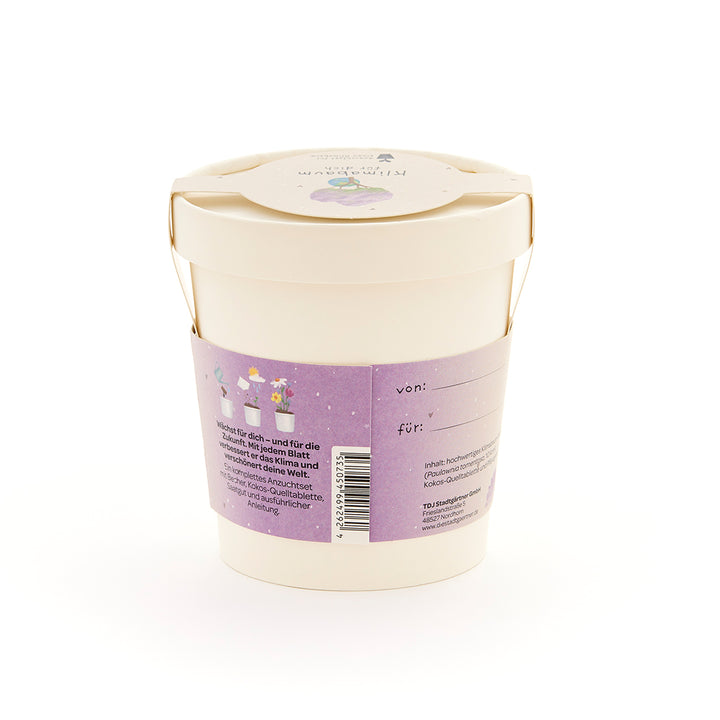 Tasse blanche avec étiquette violette comportant des illustrations de pots de fleurs, du texte et une case « de » et « pour ».