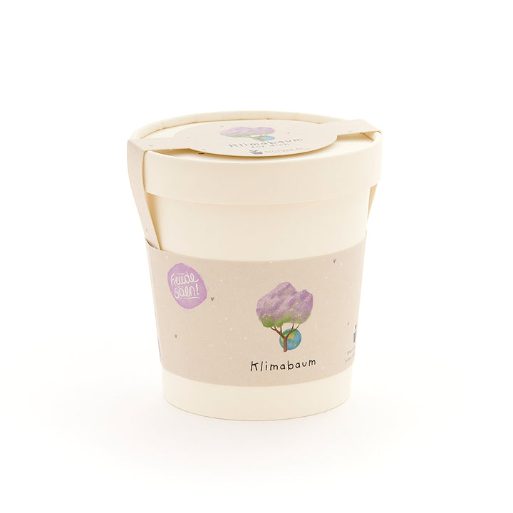Pot de fleurs beige avec une étiquette représentant un arbre dessiné et les mots « Arbre climatique ».
