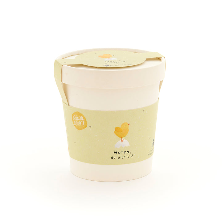 Tasse avec une étiquette jaune représentant un poussin et les mots « Hourra, vous êtes là ! »