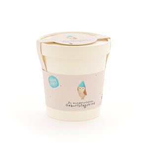 Mug beige avec couvercle et étiquette représentant un hibou avec un chapeau bleu et l'inscription « You beautiful birthday child ».