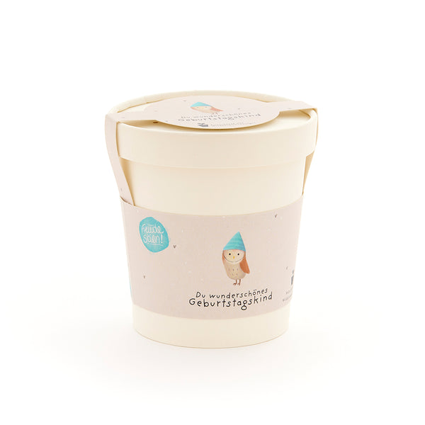 Mug beige avec couvercle et étiquette représentant un hibou avec un chapeau bleu et l'inscription « You beautiful birthday child ».