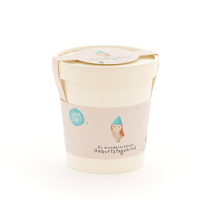 Mug beige avec couvercle et étiquette représentant un hibou avec un chapeau bleu et l'inscription « You beautiful birthday child ».
