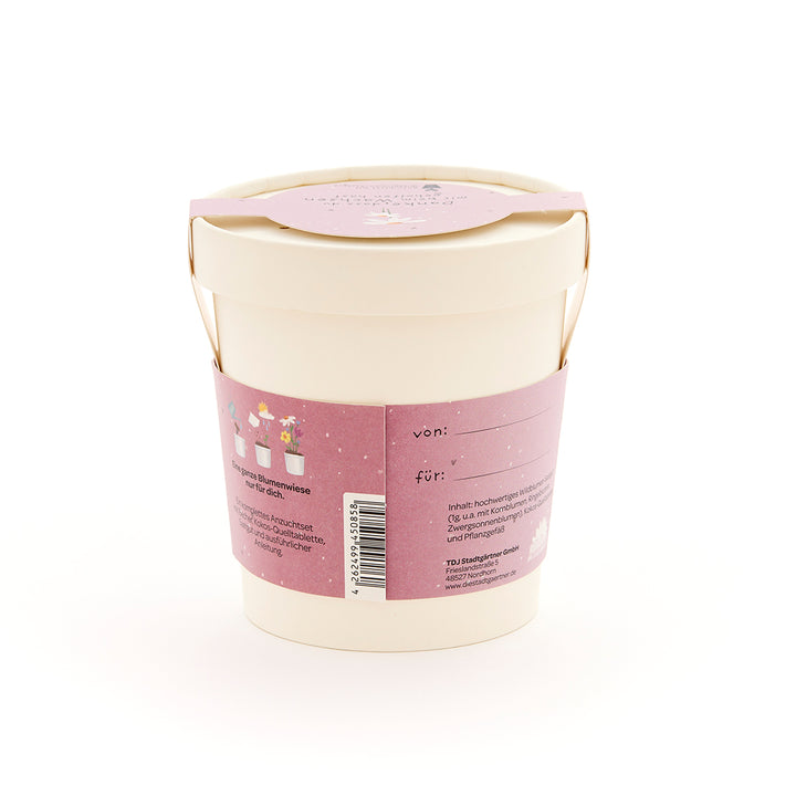 Pot de fleurs beige avec une étiquette rose contenant des informations et un espace pour « de » et « pour ».