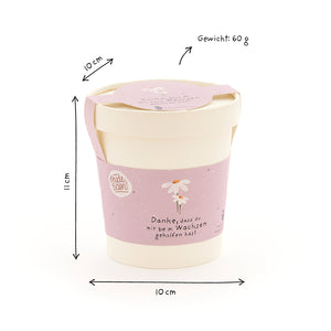 Mug avec une banderole violette, un motif de marguerite et l'inscription "Merci de m'avoir aidé à grandir", à côté les dimensions (10 cm x 10 cm x 11 cm) et le poids (60 g).