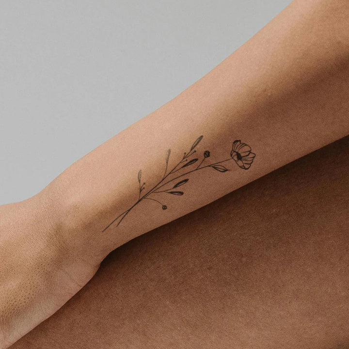 Tatouage discret de coquelicot