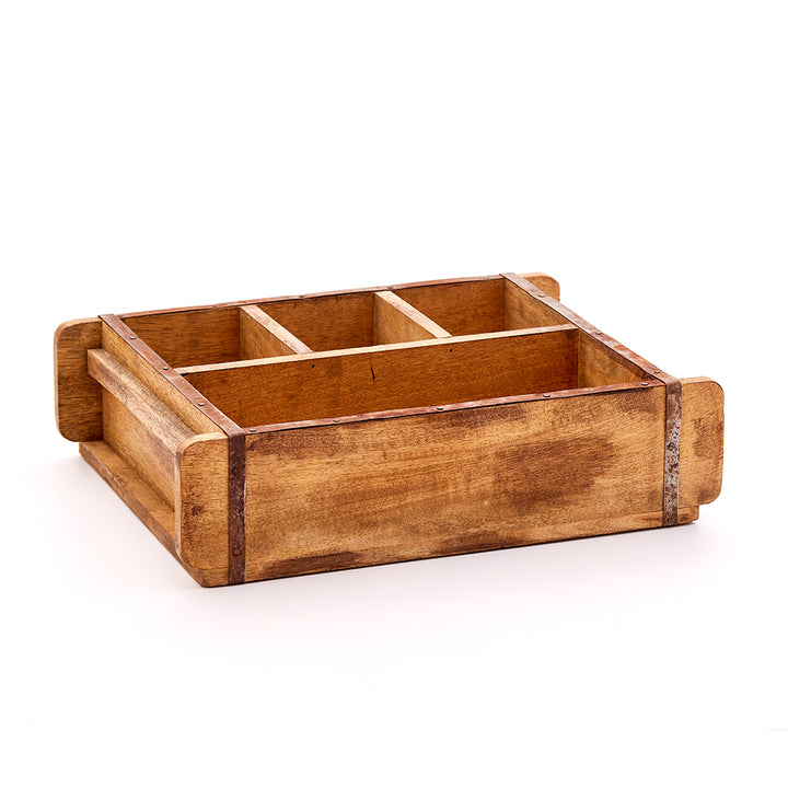 Coffret en bois à compartiments, rectangulaire, sur fond blanc.