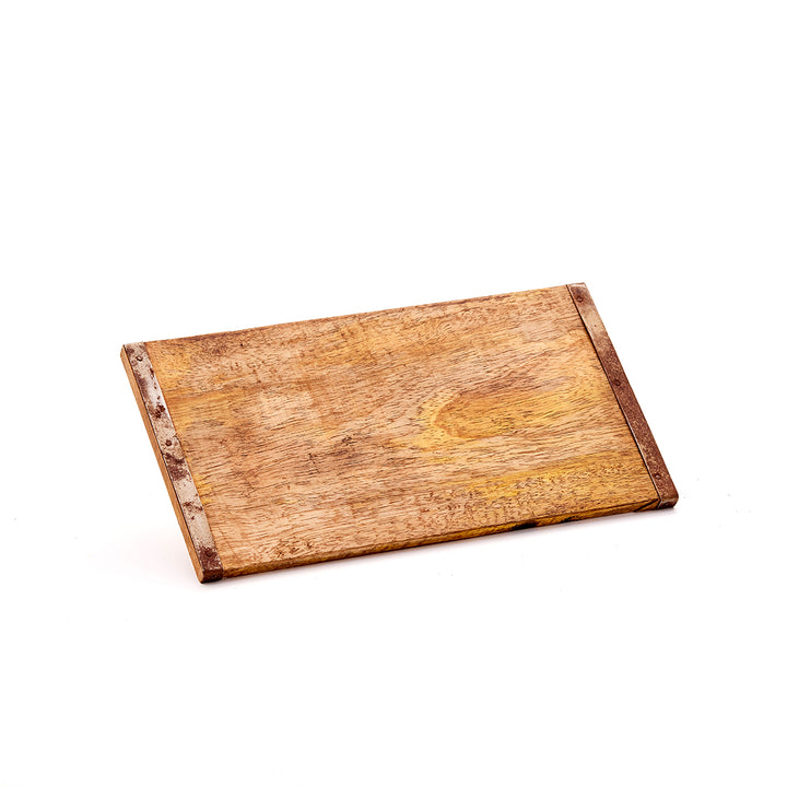 Planche de bois rectangulaire, usée, avec des bords en métal, sur fond blanc.