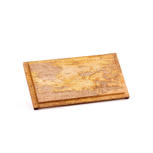 Planche de bois plate rectangulaire sur fond blanc.