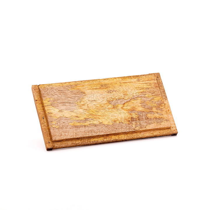 Planche de bois plate rectangulaire sur fond blanc.