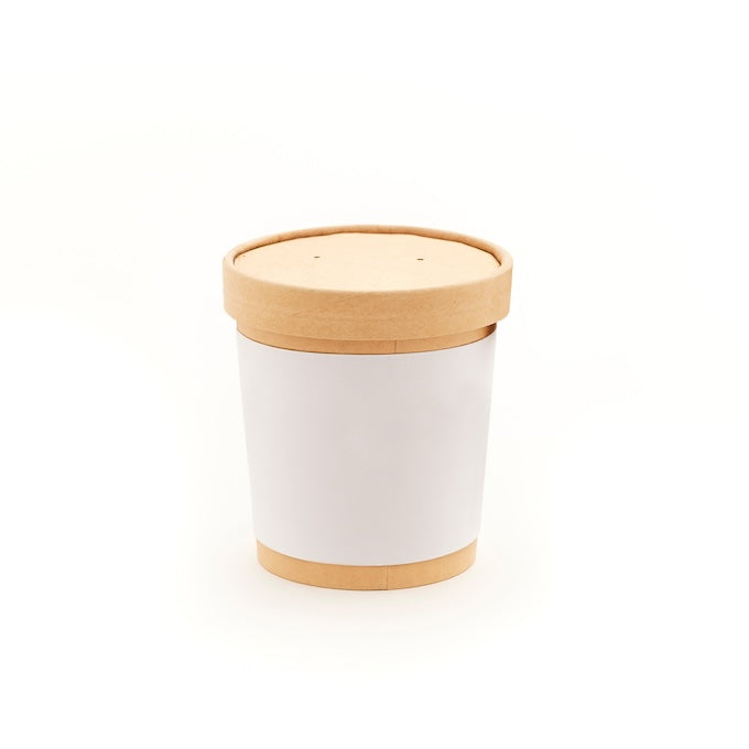 Gobelet en papier brun avec étiquette et couvercle blancs sur fond blanc.