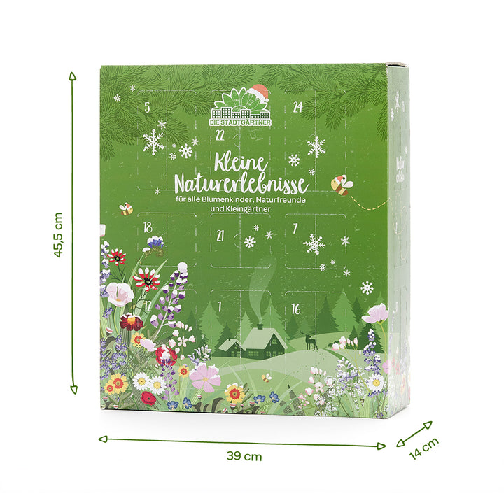 Calendrier de l'Avent vert aux motifs floraux et à l'inscription « Petites expériences nature ». Dimensions : 45,5 cm de haut, 39 cm de large, 14 cm de profondeur.