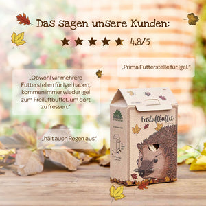 Station d'alimentation en carton avec une illustration de hérisson, des feuilles d'automne et des avis clients sur le produit en allemand.