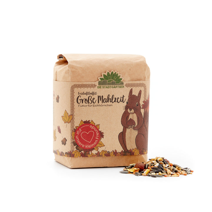 Sac en papier avec de la nourriture pour écureuil de la marque « Die Stadtgärtner », illustré d'un écureuil et de feuilles d'automne, avec une portion de nourriture à côté.