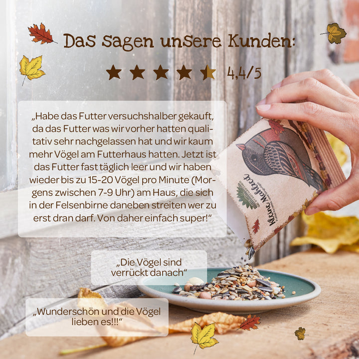 Une main verse de la nourriture pour oiseaux d'un sac avec un imprimé d'oiseau sur une petite assiette, à côté se trouvent des feuilles d'automne et divers avis de clients sur la nourriture pour oiseaux en allemand.