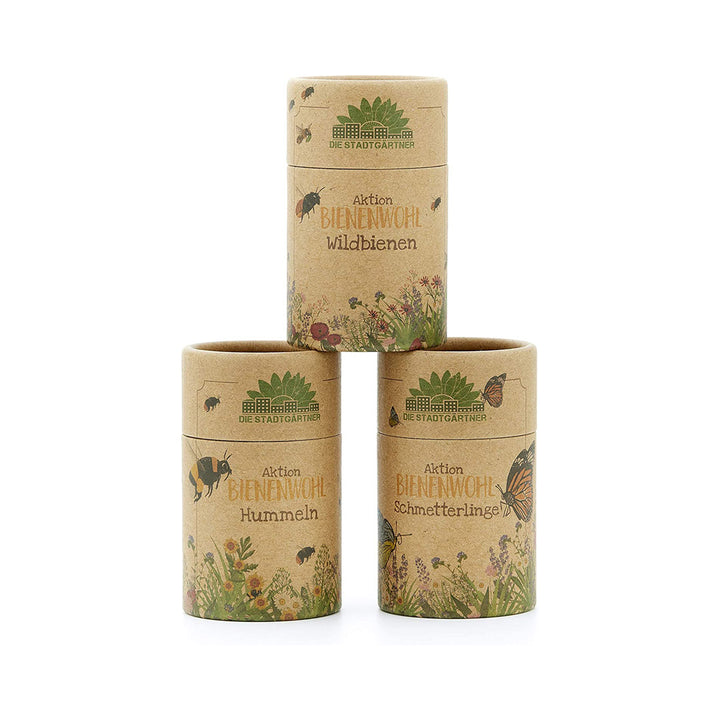 Trois cylindres en carton portant l'inscription « Aktion Bienenwohl » (Action pour le bien-être des abeilles) pour les abeilles sauvages, les bourdons et les papillons de « Die Stadtgärtner » (Les jardiniers de la ville).