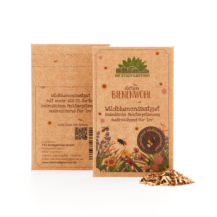 Des paquets de graines de fleurs sauvages et un tas de graines à côté d'eux sur un fond blanc"