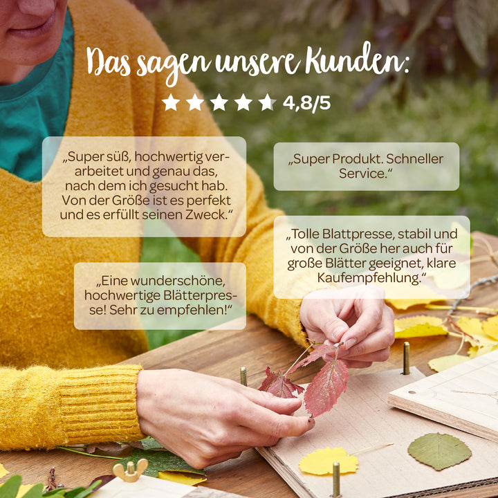 Une personne portant un pull jaune utilise une presse à feuilles en bois sur une table extérieure, entourée de feuilles colorées et d'avis clients avec une note de 4,8 sur 5 étoiles.