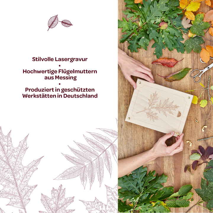 Deux mains tiennent une plaque de bois avec une délicate gravure laser d'une feuille, entourée de diverses feuilles d'automne colorées et de matériaux d'artisanat ; à côté se trouve un texte avec des informations sur la gravure laser, les écrous à oreilles en laiton et la production en Allemagne.