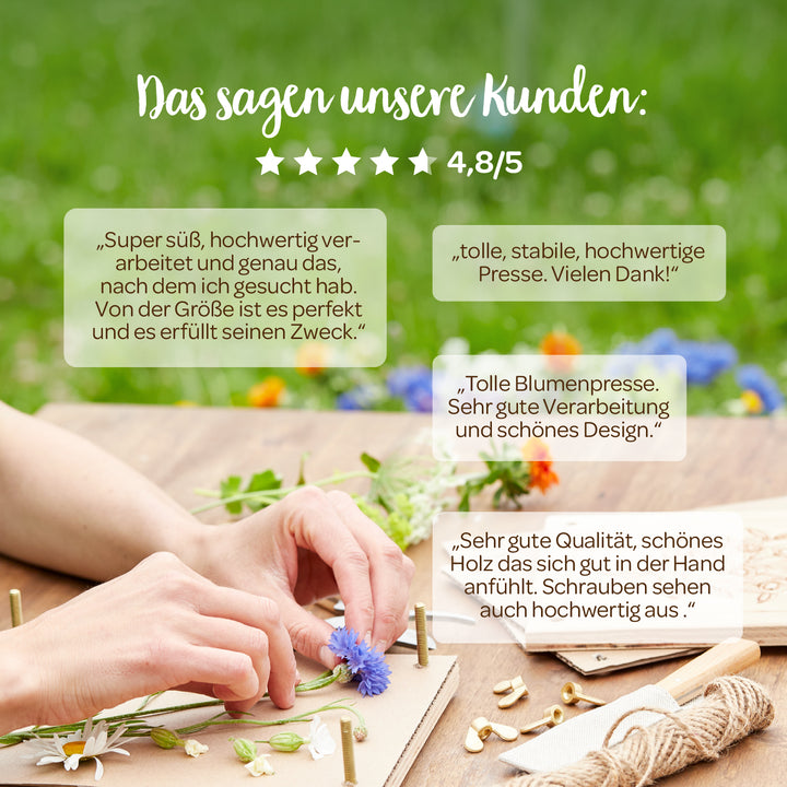 Personne plaçant des fleurs colorées dans une presse en bois sur une table en bois à l'extérieur ; ci-dessus, avis clients en allemand et une note de 4,8/5 étoiles.
