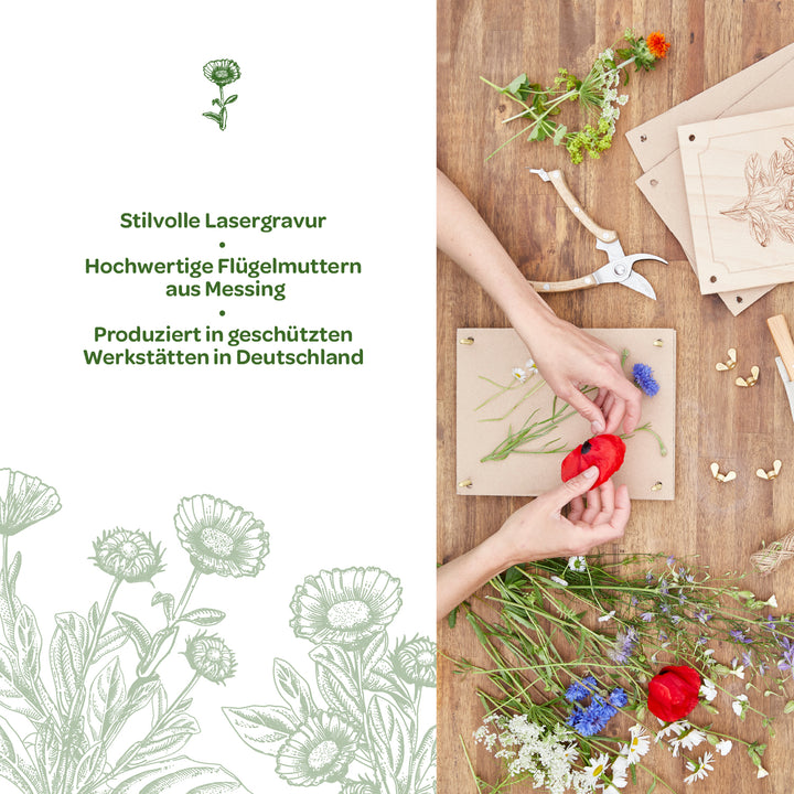 Deux mains disposent des fleurs colorées sur un cadre en bois ; des outils, des écrous papillon en laiton et des plaques de bois gravées sont posés à côté, sur une table en bois. À gauche, un texte présentant des informations sur la gravure laser élégante et la production en Allemagne.